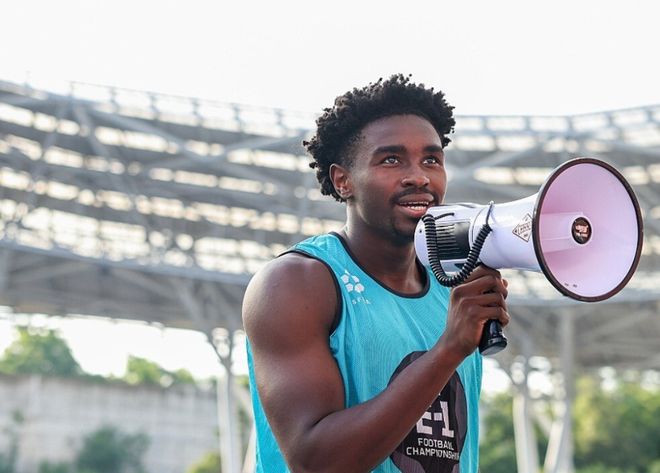 米高辱骂国足球迷