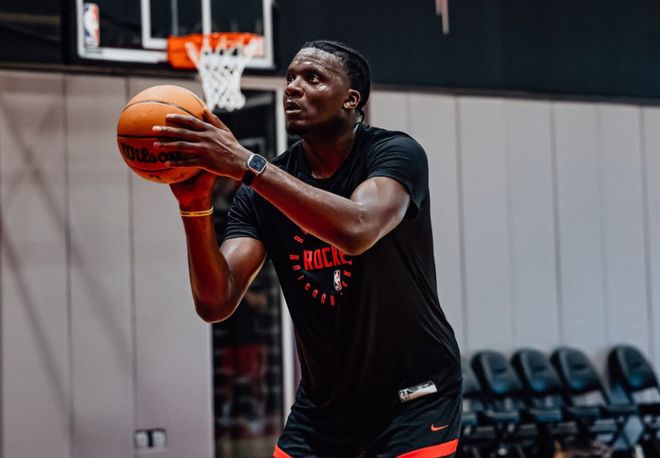 卡佩拉现身火箭训练馆