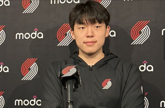 杨瀚森亮相开拓者媒体